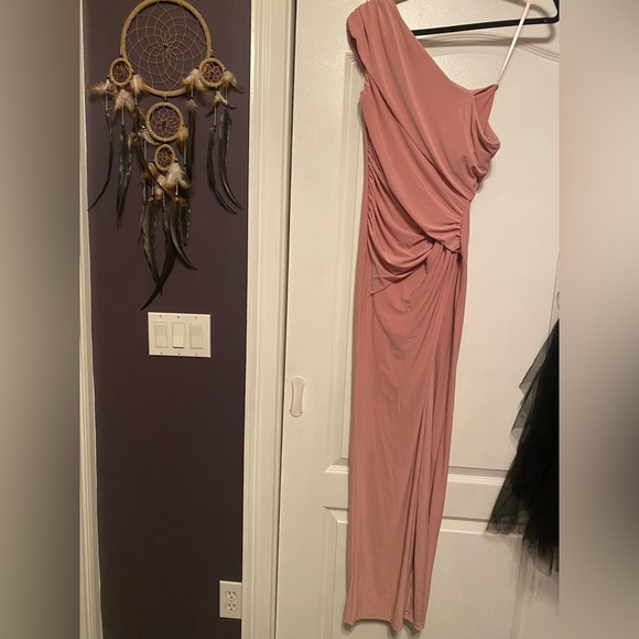 Brand new, never worn gown - Picture 3 of 3